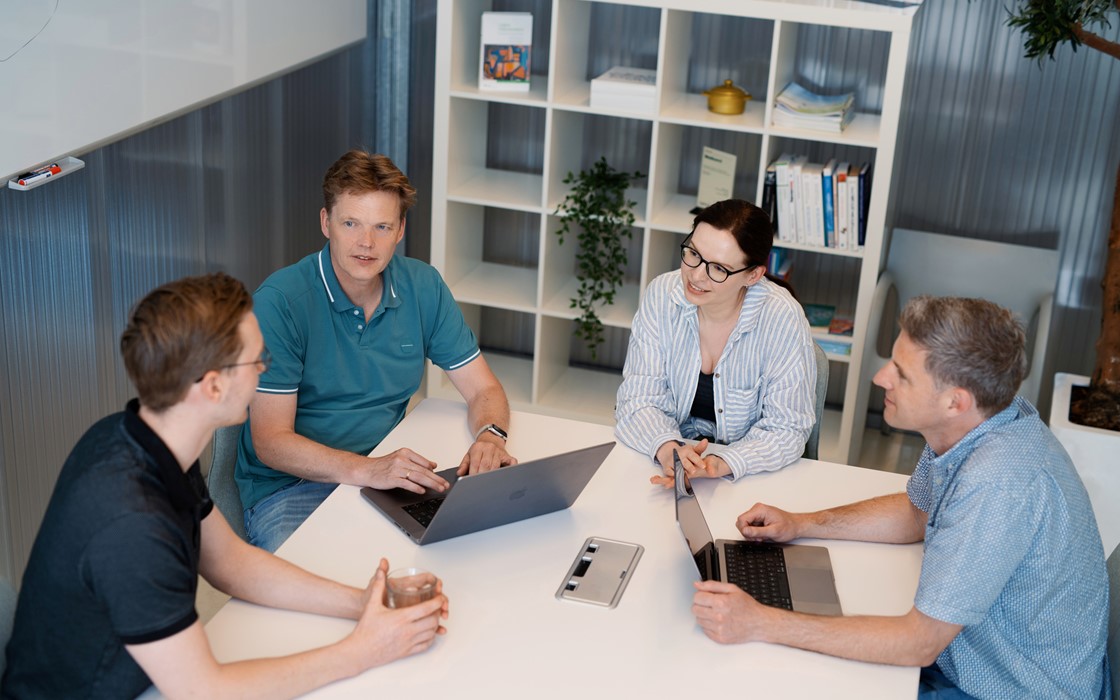 Xuntos team overleg 5 personen LR bovenaanzicht