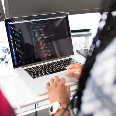 Developer ontwikkelt webapplicatie