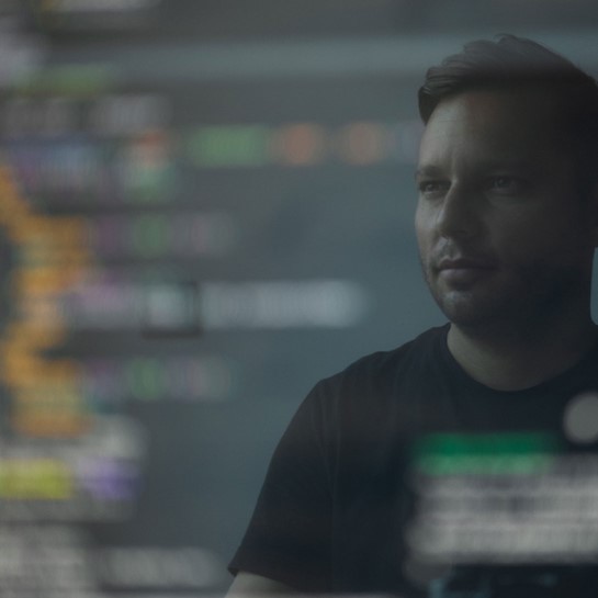 Web developer reflectie in zijn beeldscherm